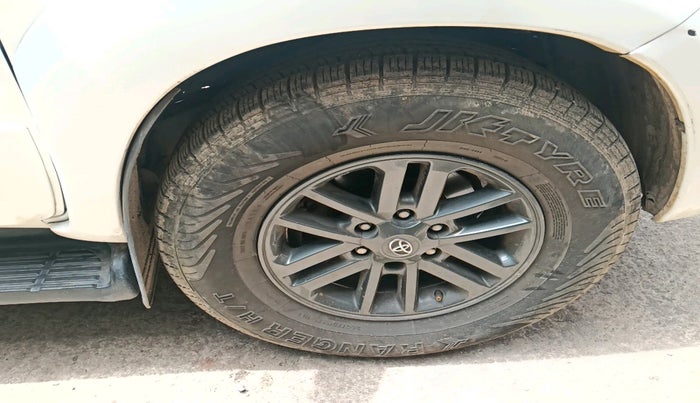 2015 Toyota Fortuner 3.0 4X2 MT, Diesel, Manual, 2,02,803 km, tyre
