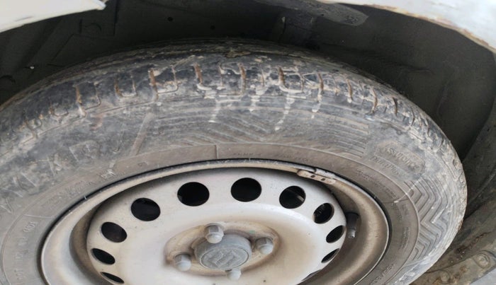 2015 Maruti Swift LXI, Petrol, Manual, 1,29,844 km, tyre