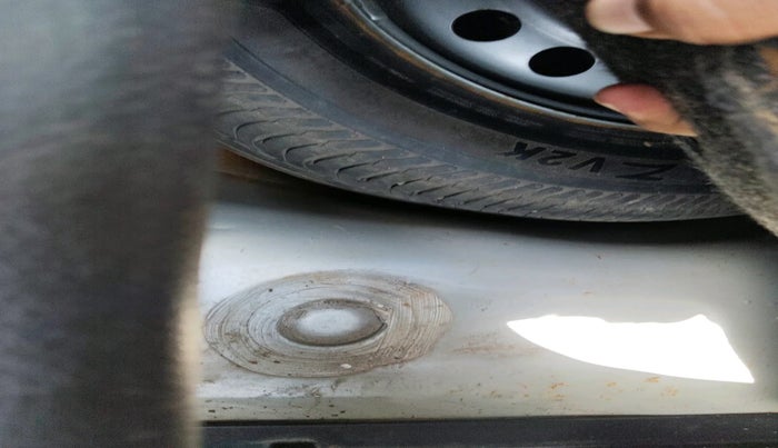 2015 Maruti Swift LXI, Petrol, Manual, 1,29,844 km, tyre