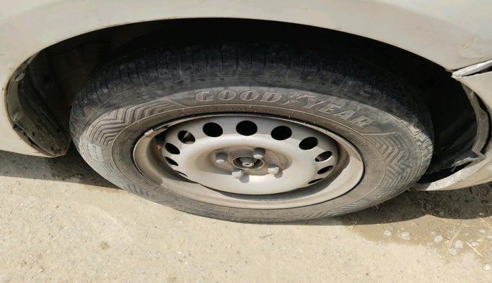 2015 Maruti Swift LXI, Petrol, Manual, 1,29,844 km, tyre