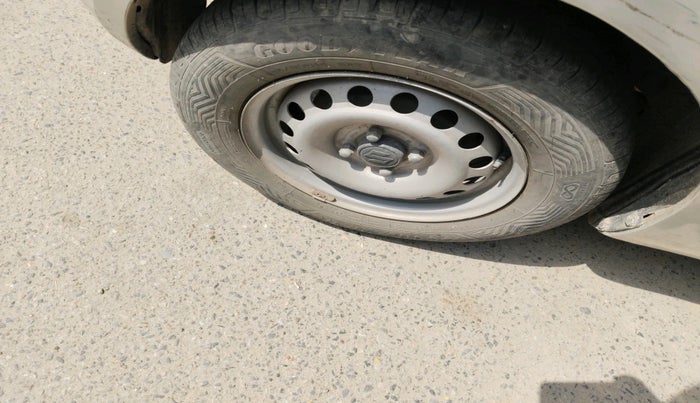 2015 Maruti Swift LXI, Petrol, Manual, 1,29,844 km, tyre