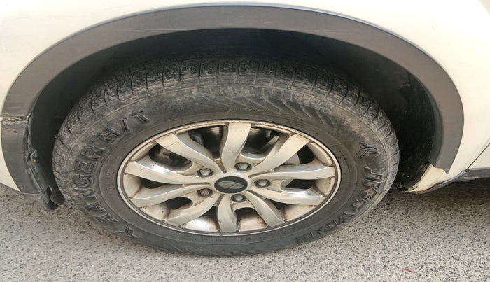 2017 Mahindra XUV500 W10, Diesel, Manual, 1,60,109 km, tyre