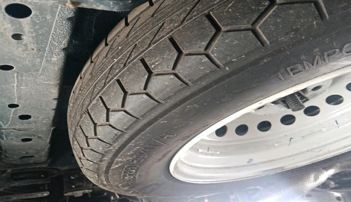 2022 Mahindra XUV700 MX P MT 5 STR, Petrol, Manual, 9,822 km, tyre