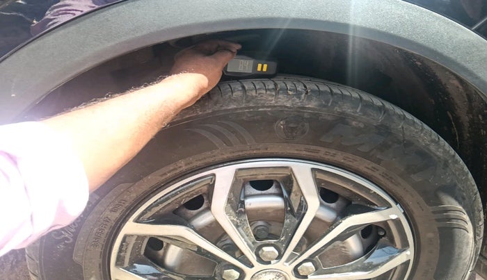 2022 Mahindra XUV700 MX P MT 5 STR, Petrol, Manual, 9,822 km, tyre