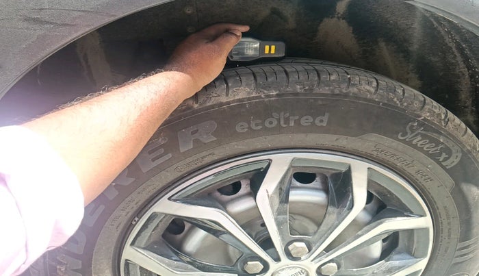 2022 Mahindra XUV700 MX P MT 5 STR, Petrol, Manual, 9,822 km, tyre