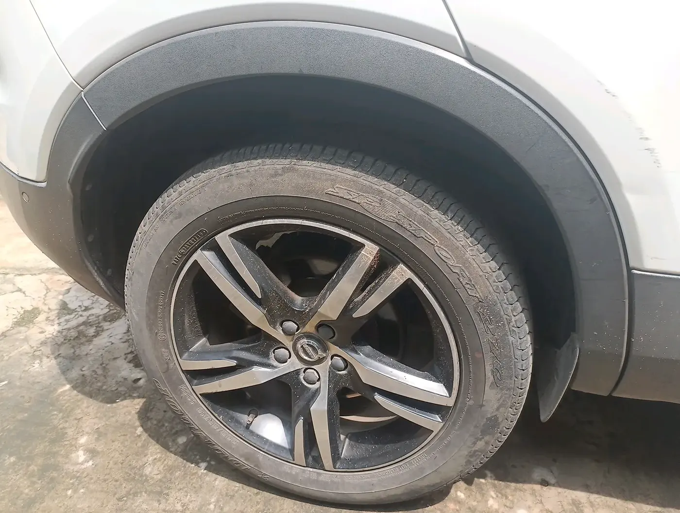 2020 Volvo XC 40 D4 R DESIGN, Diesel, Automatic, 80,356 km, tyre