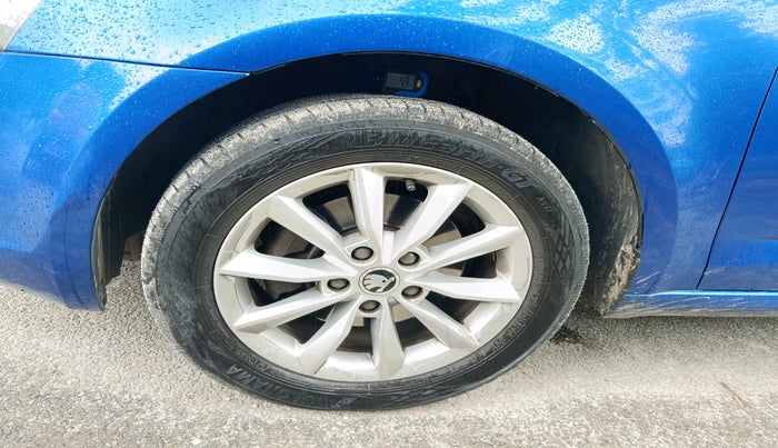 2014 Skoda Octavia AMBITION 2.0 TDI AT, Diesel, Automatic, 1,15,305 km, tyre