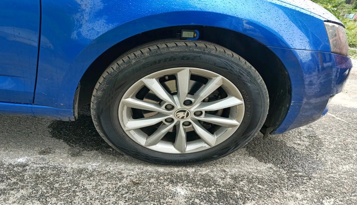 2014 Skoda Octavia AMBITION 2.0 TDI AT, Diesel, Automatic, 1,15,305 km, tyre