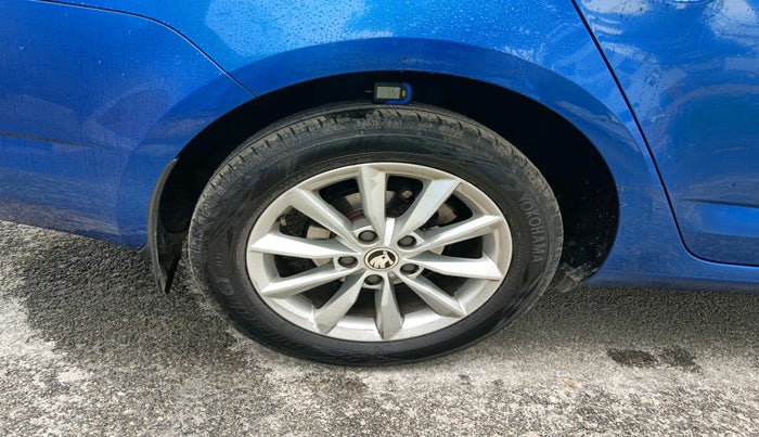 2014 Skoda Octavia AMBITION 2.0 TDI AT, Diesel, Automatic, 1,15,305 km, tyre
