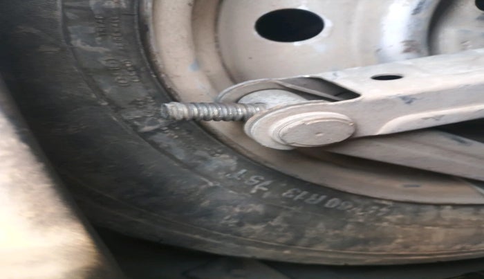 2011 Maruti Wagon R 1.0 LXI CNG, Petrol, Manual, 1,10,686 km, tyre