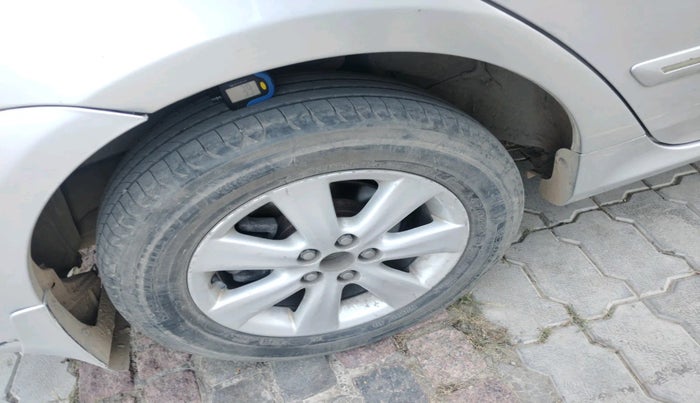 2010 Toyota Corolla Altis G PETROL, Petrol, Manual, 1,75,499 km, tyre