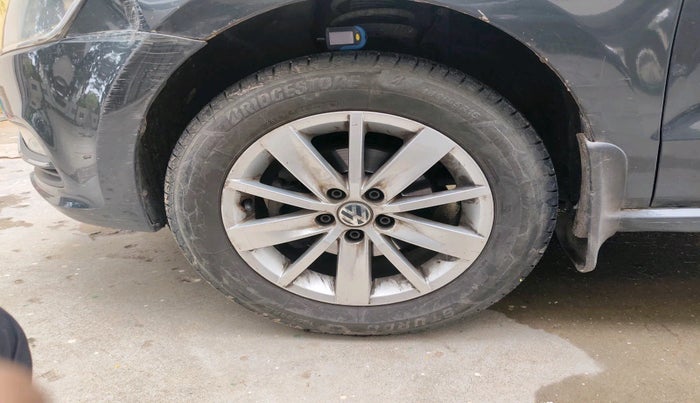 2016 Volkswagen Polo HIGHLINE1.2L, Petrol, Manual, 1,58,753 km, tyre