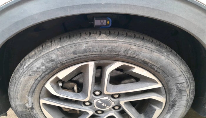 2022 KIA CARENS PRESTIGE PLUS 1.4 PETROL DCT 7 STR, Petrol, Automatic, 27,152 km, tyre