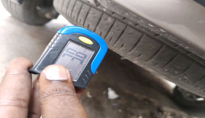 2017 Toyota Innova Crysta 2.8 ZX AT 7 STR, Diesel, Automatic, 1,36,189 km, tyre