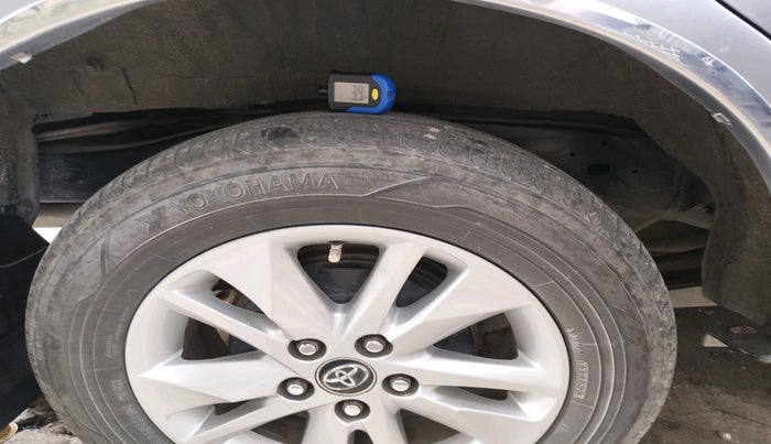 2017 Toyota Innova Crysta 2.8 ZX AT 7 STR, Diesel, Automatic, 1,36,189 km, tyre