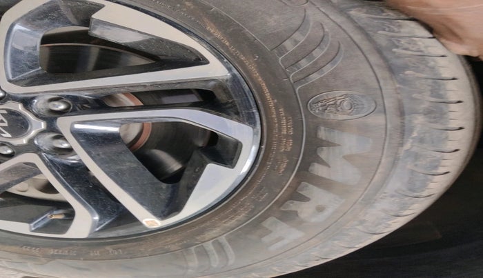 2022 KIA CARENS LUXURY 1.4 PETROL 7 STR, Petrol, Manual, 32,390 km, tyre