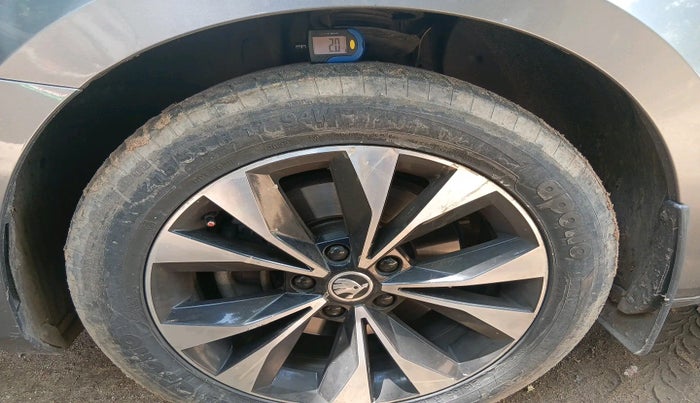 2022 Skoda Superb L&K 2.0 TSI AT, Petrol, Automatic, 37,388 km, tyre