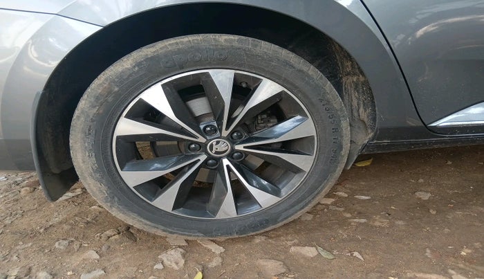 2022 Skoda Superb L&K 2.0 TSI AT, Petrol, Automatic, 37,388 km, tyre