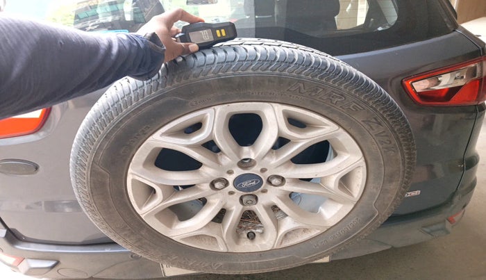 2014 Ford Ecosport TITANIUM 1.5L DIESEL (OPT), Diesel, Manual, 1,33,004 km, tyre