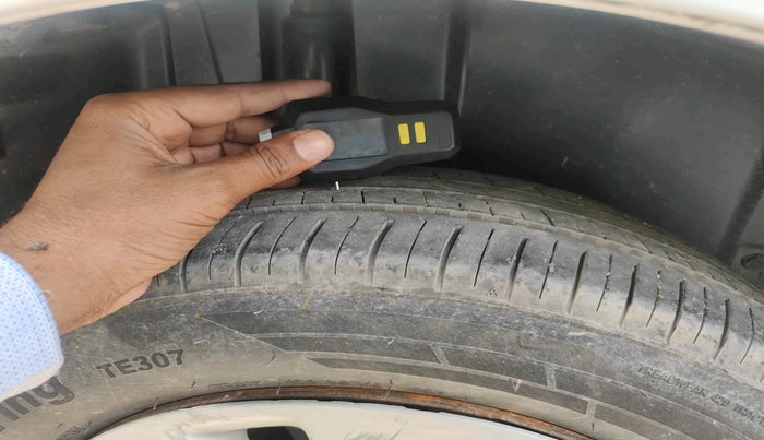 2018 Maruti Ertiga VXI CNG, Petrol, Manual, 1,40,742 km, tyre