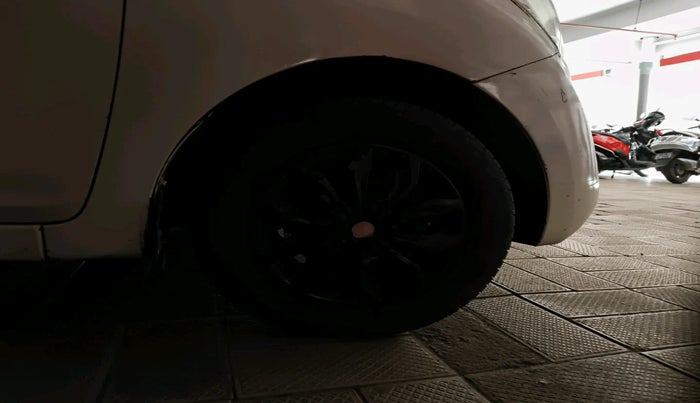 2012 Hyundai Eon ERA, Petrol, Manual, 1,21,208 km, tyre