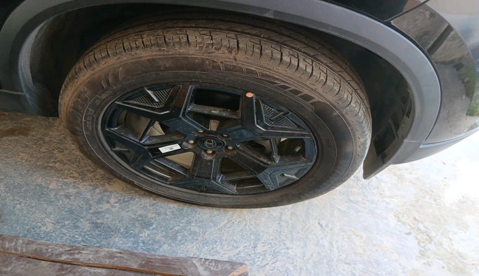 2023 Tata Safari ACCOMPLISHED PLUS DARK EDITION AT, Diesel, Automatic, 11,100 km, tyre