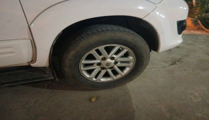 2013 Toyota Fortuner 3.0 4X2 AT, Diesel, Automatic, 2,56,187 km, tyre