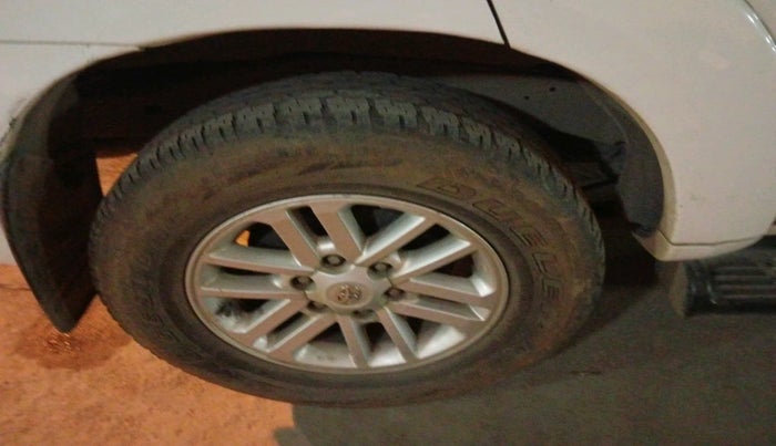 2013 Toyota Fortuner 3.0 4X2 AT, Diesel, Automatic, 2,56,187 km, tyre