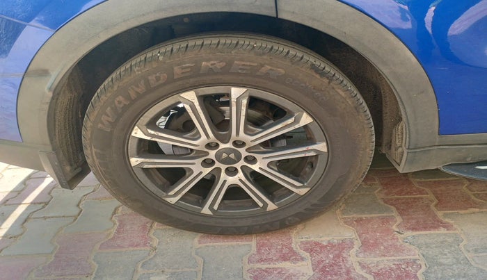 2022 Mahindra XUV700 AX 7 LUXURY D AT 7 STR, Diesel, Automatic, 76,036 km, tyre