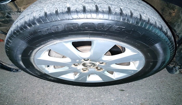 2010 Toyota Camry W4 AT, Petrol, Automatic, 1,20,811 km, tyre