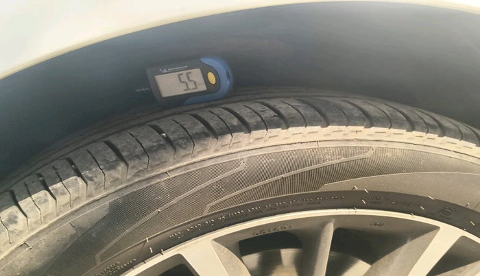 2017 Toyota Corolla Altis GL PETROL, Petrol, Manual, 1,18,245 km, tyre