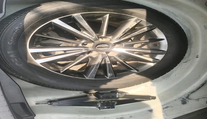 2017 Toyota Corolla Altis GL PETROL, Petrol, Manual, 1,18,245 km, tyre