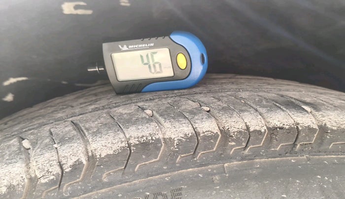 2017 Toyota Corolla Altis GL PETROL, Petrol, Manual, 1,18,245 km, tyre