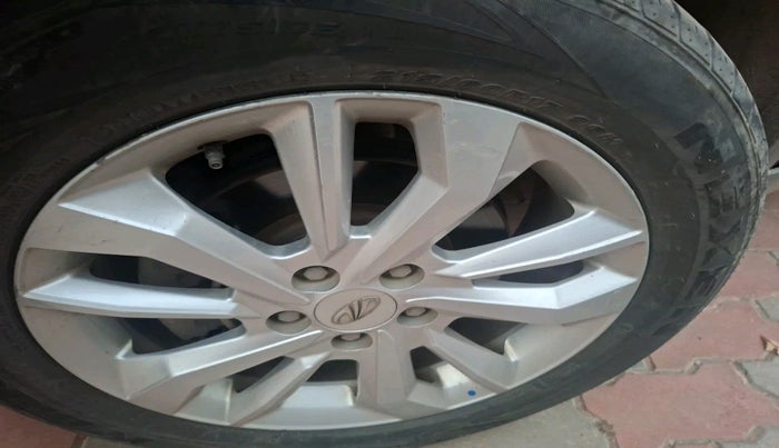 2020 Mahindra XUV300 W8 1.5 DIESEL, Diesel, Manual, 1,28,000 km, tyre