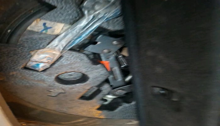 2020 Mahindra XUV300 W8 1.5 DIESEL, Diesel, Manual, 1,28,000 km, tyre