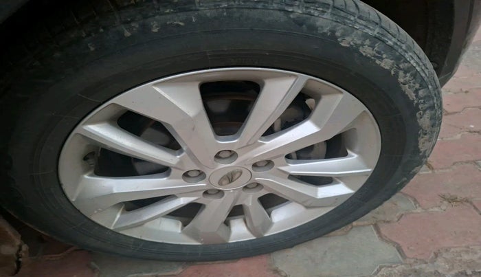 2020 Mahindra XUV300 W8 1.5 DIESEL, Diesel, Manual, 1,28,000 km, tyre