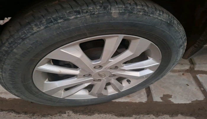 2020 Mahindra XUV300 W8 1.5 DIESEL, Diesel, Manual, 1,28,000 km, tyre