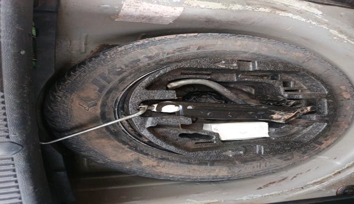 2011 Skoda Fabia ELEGANCE 1.6 MPI, Petrol, Manual, 1,16,397 km, tyre