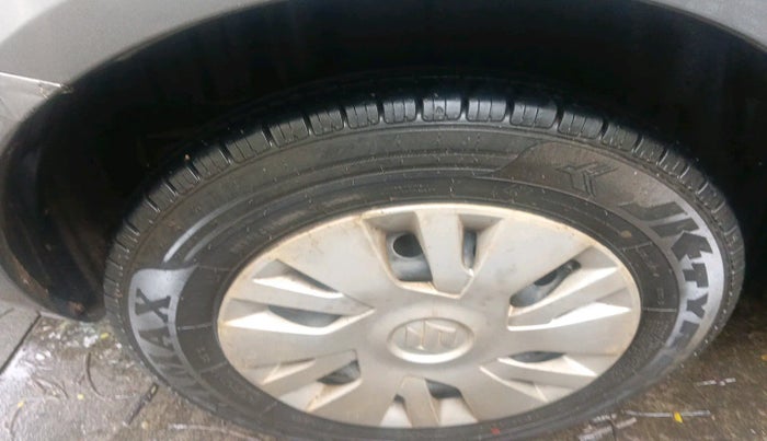 2012 Maruti Swift VXI, Petrol, Manual, 65,143 km, tyre