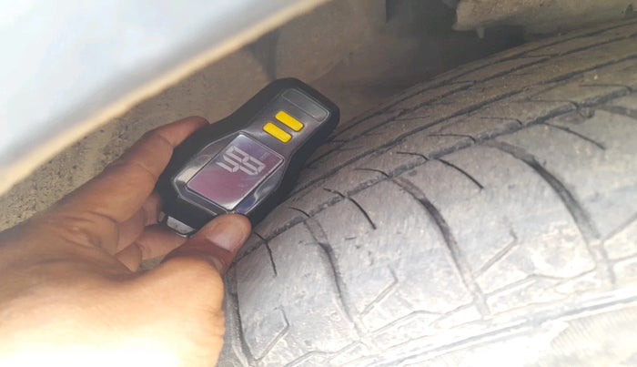 2021 Mahindra XUV300 W8 (O) 1.5 DIESEL, Diesel, Manual, 1,06,197 km, tyre