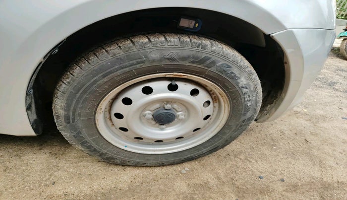 2010 Maruti Swift LXI, Petrol, Manual, 25,215 km, tyre