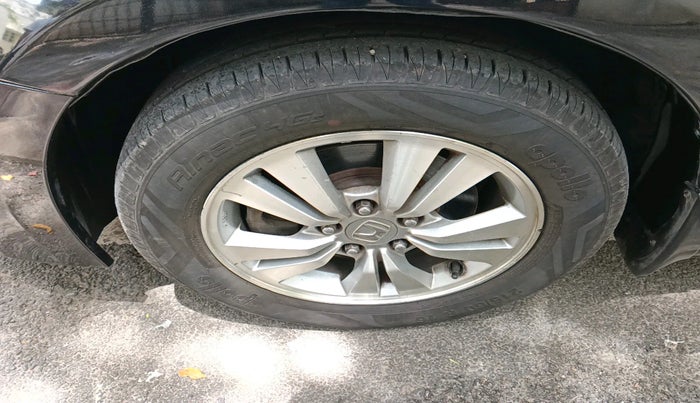 2013 Honda Accord 2.4L I-VTEC MT, Petrol, Manual, 1,18,037 km, tyre