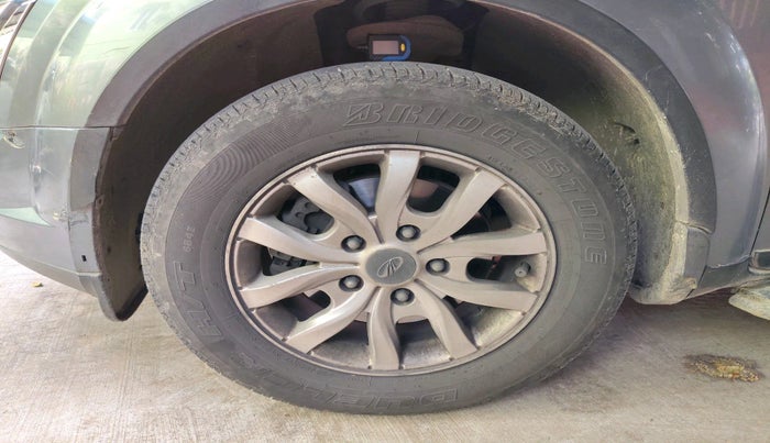2015 Mahindra XUV500 W10, Diesel, Manual, 1,04,185 km, tyre