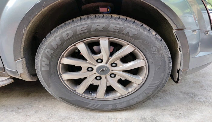 2015 Mahindra XUV500 W10, Diesel, Manual, 1,04,185 km, tyre