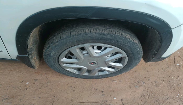 2021 Maruti Vitara Brezza LXI, Petrol, Manual, 33,988 km, tyre