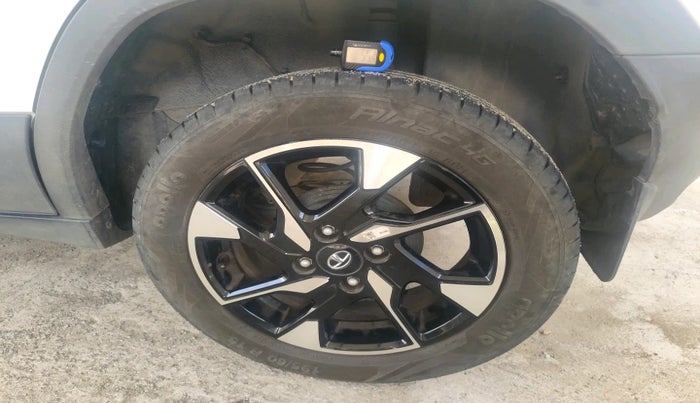 2023 Tata PUNCH ACCOMPLISHED AMT, Petrol, Automatic, 25,909 km, tyre