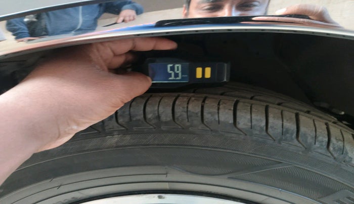 2015 Toyota Innova 2.5 VX 7 STR, Diesel, Manual, 1,45,097 km, tyre