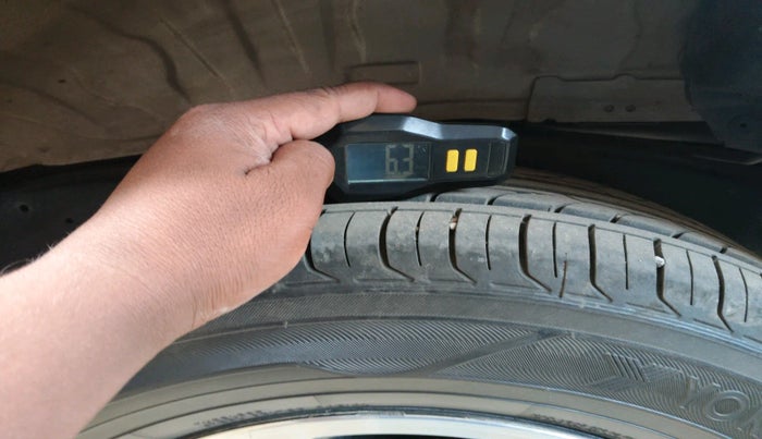 2015 Toyota Innova 2.5 VX 7 STR, Diesel, Manual, 1,45,097 km, tyre