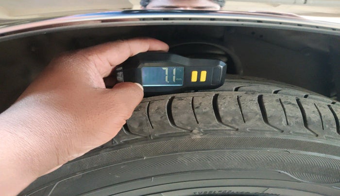 2015 Toyota Innova 2.5 VX 7 STR, Diesel, Manual, 1,45,097 km, tyre