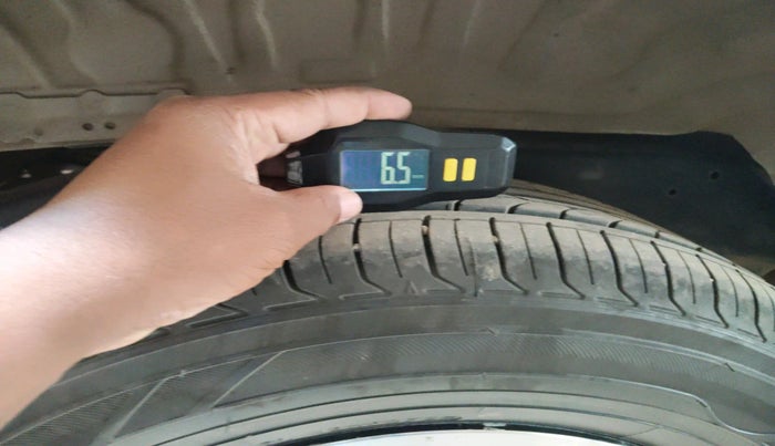 2015 Toyota Innova 2.5 VX 7 STR, Diesel, Manual, 1,45,097 km, tyre